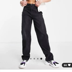 Svarta jeans - Svarta, vida jeans från ASOS. Storlek w36 l36. Så passar dig som är lite längre. Säljer pga lite för små och hann inte skicka tillbaka paketet. 