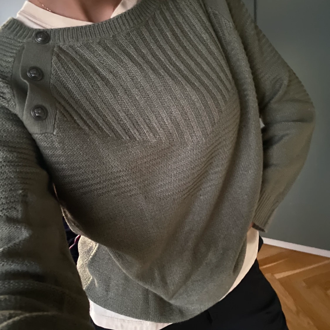 Sage green stickad tröja med knapppar