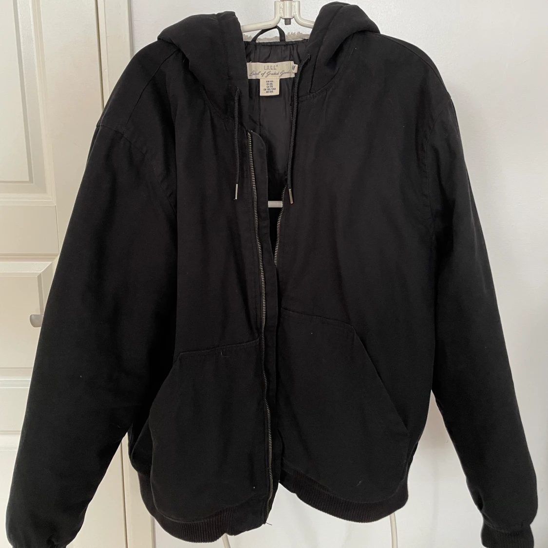 Svart jacka med fodrad luva