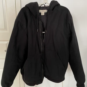 Svart jacka med fodrad luva  - Vintage oversized jacka med fodrad mysig luva. Storlek L, skön oversize, passar både tjejer och killar. Frakt betalas av köparen!