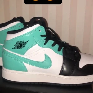 Jordan 1s - Säljer mina jätte fina jordan 1s. Måste sälja de så fort som möjligt eftersom jag ska köpa nya skor och därför säljer jag de billigt. Köptes för 2000kr från restock. Skriv för frågor💗💗