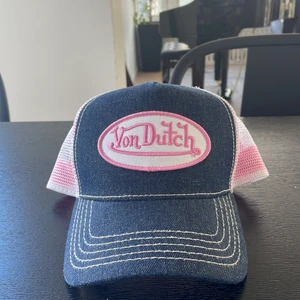 Von dutch keps  - Säljer vidare denna superfina Von dutch keps då det var fel färg t den jag köpte den åt🙏🏽 Ifall någon har en svart och vit och kan tänkas byta går det också bra! Jeans material med ljusrosa och vita detaljer! 