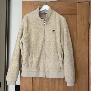 FILA fleece - Storlek M, köpte den för längesen men inte använt så mycket.