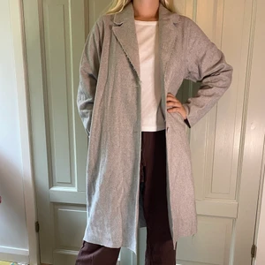 Weekday kappa grå  - Grå höst kappa från weekday. Den har i designen en lite sliten stil, så sömmarna såg ut som på bilden vid köp. Jag har använt den fåtal ggr. Den är tymplig och bekväm, grå och passar till allt. 