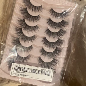 LÖSÖGONFRANSAR  - Ett pack med massa skit snygga lösögonfransar som aldrig kommit till användning! Köptes på Amazon och är helt oöppnat((: Kan skicka med ett lim som egentligen inte tillhör om så önskas, det är de limmet på sista bilden💞 Hör av er vid frågor 💞💞