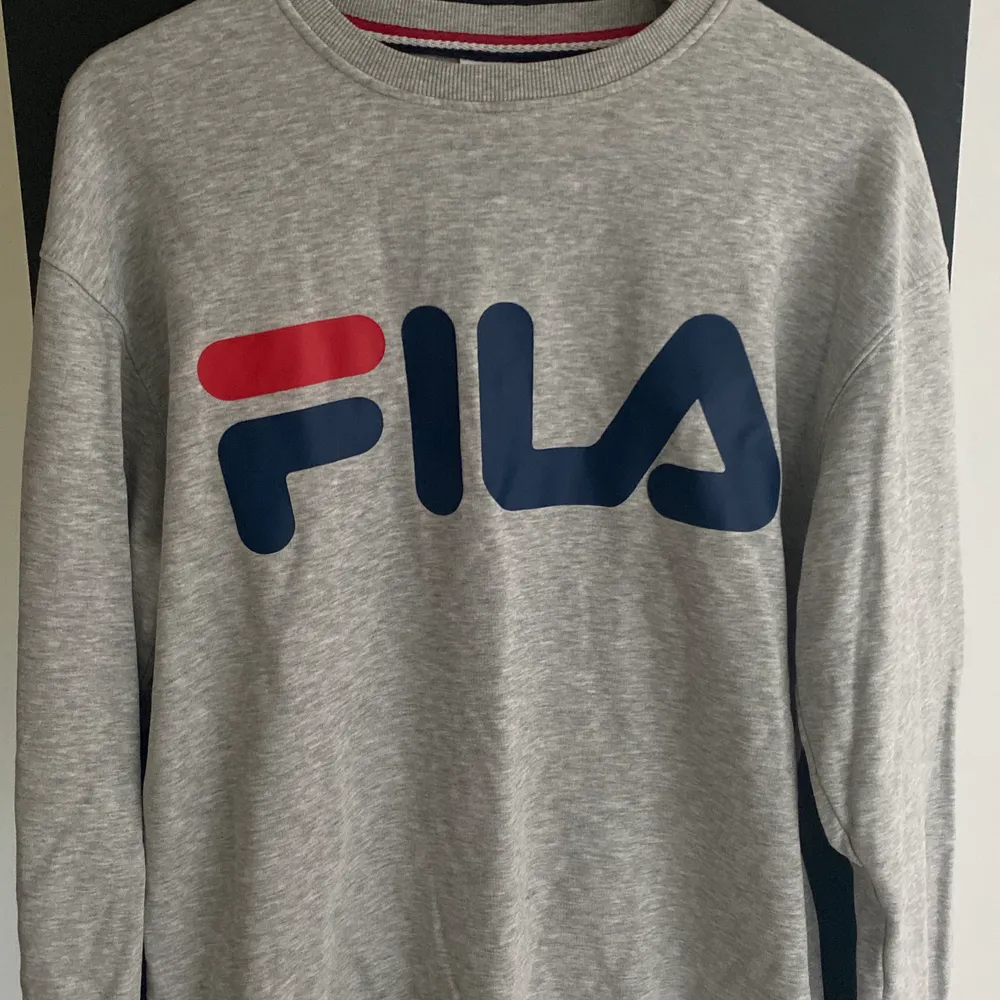 Grå Fila sweatshirt. Kommer ej till användning. Inga defekter. Storlek M men passar även S beroende på hur du vill den ska sitta. Passar alla kön. Hoodies.