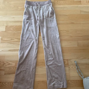 Juicy Couture  - Säljer mina beiga Juicy Couture byxor då dem inte kommer till andvändning. Betalar endast med Swish. Skriv till mig vid intresse. Frakten ingår
