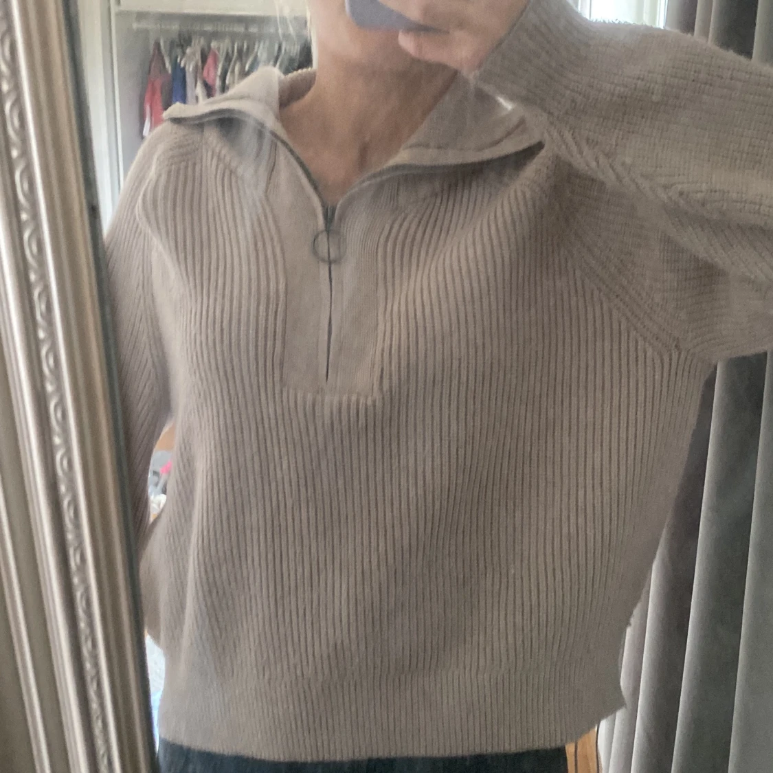 Stickad tröja med dragkedja 