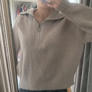 Stickad tröja med dragkedja  - Säljer min super mysiga och varma tröja. Den är knappt andvänd och är i bra skick❤️‍🔥