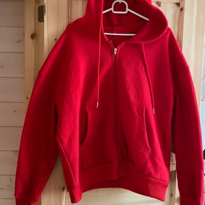 Kofta - Röd kofta i storlek M. Kommer inte till användning längre, är lite knopprig.