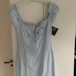 Fin ljusblå klänning, aldrig använd. Tvättas före köp. 
