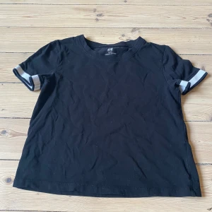 T-shirt - En svart T-shirt med vita ärmar:)