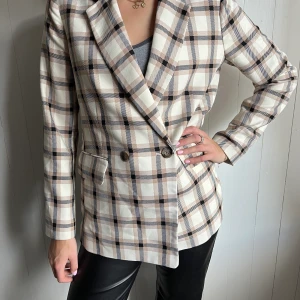 Kavaj  - Kavaj från H&M i strl 38. Använd fåtal gånger! 