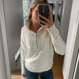 Stickad tröja - Vit stickad tröja med hög krage och dragkedja. Så bekväm och fin passform. Den är i bra skick men säljer för att jag inte använder den längre. 