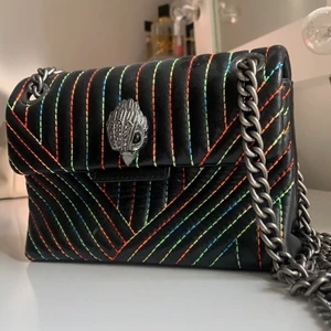 Svart Kurt Geiger Väska  - En svart Kurt Geiger väska med så coola färg-detaljer!🌈✨ Väskan är aldrig använd och köptes förra året.  