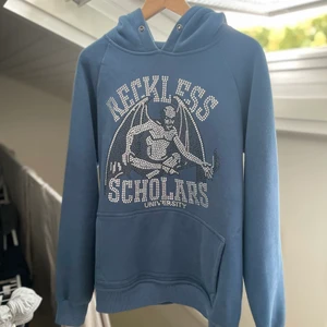 Reckless Scholars Hoodie - Säljer nu min Reckless hoodie då jag knappt använt den. Strlk M.