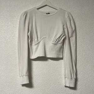 Långärmad topp - Säljer denna snygga långärmade vita toppen ifrån veromoda. Toppen är i stl M men passar även mig som har S. Frakten ingår ej i priset. 