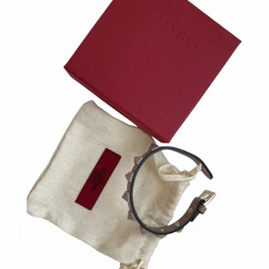 Valentino armband  - Jättefint valentino armband , Orginal låda och dustbag medföljer.