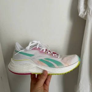 REEBOK träningsskor - Aldrig använda. Fortfarande i kartong. Säljer pga för små. 