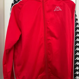 Kappa tracksuit jacka  - En tracksuit jacka från märket kappa. Gott skick🕺 Köparen står för frakten 