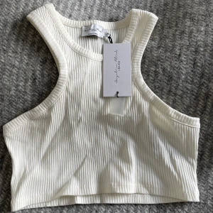 Croppat linne Nakd - Angelica Blick x Nakd croppat linne. Aldrig använt💞