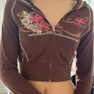 Huvtröja  - Så fin y2k zip up luvtröja Med coolt tryck där fram och på armarna! Har nästan aldrig använt och den är i bra skick. Budgivning om många är intresserade och pris kan diskuteras! Storlek S men funkar på xs också.