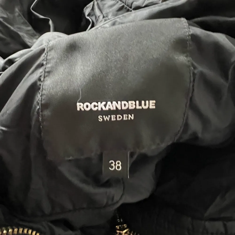 Säljer en rockandblue jacka i storlek 38. Säljer den för 400kr.. Jackor.