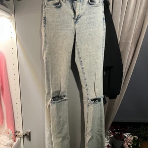 Bootcut jeans - Snitsnygga bootcut jeans från bikbok. Knappt använda. Kan skicka fler bilder vid intresse😊