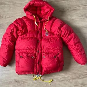 Fjällräven Expedition Down, XXXS - Fjällräven expedition down (ej lite). Storlek XXXS. Färg: Röd. Använt skick. Det finns några mindre fläckar på den ena ärmen (inget som man tänker på när jackan sitter på). 
