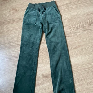 Juicy couture byxor stl XXS - Juicy couture Del Ray. Storlek XXS. Fint skick. Färg: Dark Moss.