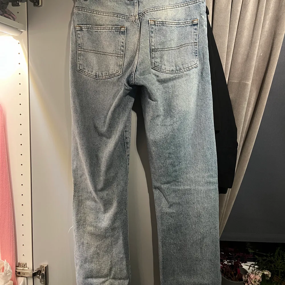 Jättesnygga jeans med hål och slitningar. Köpt på ASOS. Kan skicka fler bilder vid intresse😊. Jeans & Byxor.