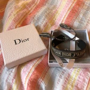 Dior Armband - Säljer mitt Dior armband med tillhörande ask! Ej äkta. Som nyskick och reglerbar så passar alla. 250 kr inlk frakt 💕kontakta mig om du är intresserad!