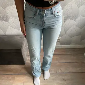 Blå jeans ifrån Zara, storlek 36🤍 uppsydda någon centimeter Modellen straight- ljusblå som är slutsålda 