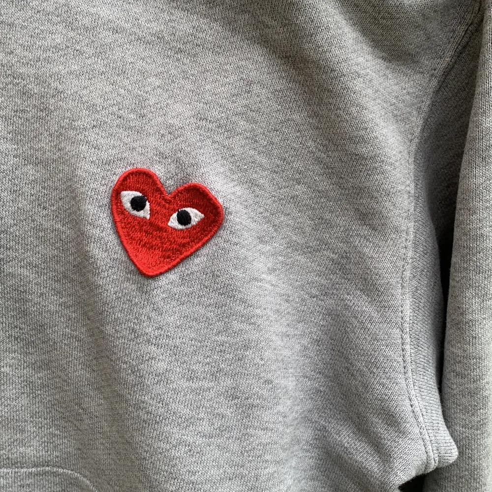 Cdg hoodie, skick 7/10 Några små hål vid vissa ställen, kan skicka bilder på de om man vill, därav priset!  Storlek M på tag men sitter XS . Tröjor & Koftor.