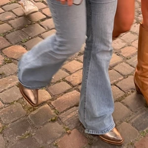 Guldiga cowboyboots - Skitsnygga guldiga låga cowboyboots. Strl 36 💕 