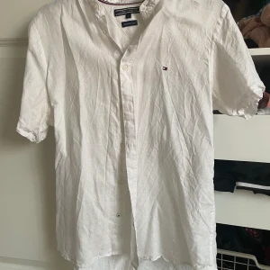 Linne T-shorts skjorta - Linne T-shirt skjorta från Tommy hilfiger! Storlek S i väldigt bra skick då jag inte använder den längre! 