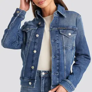 detta är en blå jeans jacka från Calvin Klein. Super fin men kommer aldorg till användning. Den är i bra skick och har bara använts några gånger. Köpte för 1099kr 