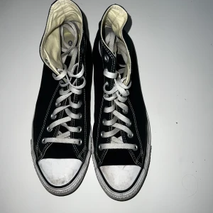 Converse skor - Fina converseskor i storlek 45 Säljer då det inte är min typ av sko Knappt använda Nypris 900, mitt pris 300 Pris kan diskuteras