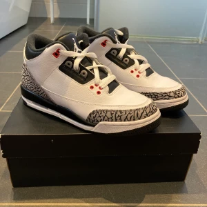 Air Jordan 3 retro ”infrared 23” - Storlek 40 Condition: 9/10 (endast testade)  Inköpta till min sko samling 2015 men har inte kommit till användning då jag har skorna som prydnad 