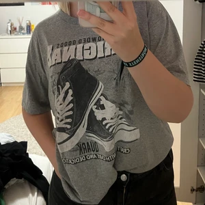 cool tshirt - Tvärcool oversized tshirt köpt för längesen, men sparsamt använd. Frakt tillkommer ❤️