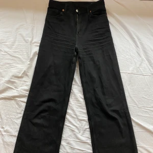 svarta monki jeans - Säljer mina fina straight leg jeans i mycket bra skick eftersom de är för små för mig. Från monki i storlek 27🥰