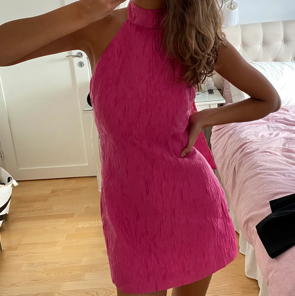 Glossy rosa festklänning med öppen rygg stl 36! Går att använda utan bh utan att något syns igenom. 🫶 Säljer då jag dessvärre inte fått tillfälle för den. 🥰. Klänningar.