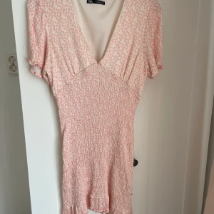 ZARA Klänning - Superfin klänning från ZARA i storlek xl, endast använd 1 gång så den är som ny. Köpare står för frakt.