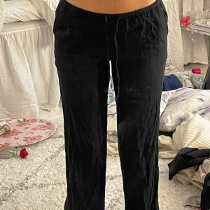 Linnebyxor hm - Hej!  Säljer mina populära linnebyxor från Hm. Jag har köpt dom på Plick och säljer dom nu för att dom var lite små för mig kan även tänka mig att byta till en stl S. Kvaliteten är superbra jättefina i modellen pris går att diskuteras🤍