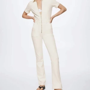 Jeans jumpsuit  - Jag säljer den populära mango jeans jumpsuiten!! Plagget är helt oanvänt och alla lappar är kvar, orginalpris: 699 kr och mitt pris är 449kr