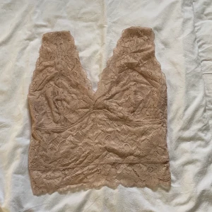 Spetstopp - Jättefin babyrosa / beige spetstopp. Nästan aldrig använd. Tyget går lite över naveln men spetstyget går lite längre ner, så den är både proffesionelloch snygg. Strl M men funkar på S