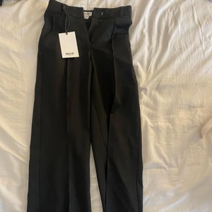 Kostymbyxor  - Kostymbyxor med pressveck från Madlady.  Aldrig använda, helt nya.  Strl xs, l28