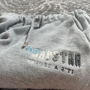 Trapstar Mjukis 🔵 - Säljer mina Trapstar mjukisbyxor, då jag har bytt stil 🤝.  Byxorna är väldigt sällsynta med färgen ’Ice Grey’. SKICK 10/10 inga konstigheter ❗️