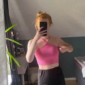 Rosa topp💗💗 - Säljer min nästan helt oanvända topp från zara då jag känner att den skär sig med min hårfärg haha😁 Den är i ett jättebra skick!! Köparen står för frakten!!💗💗