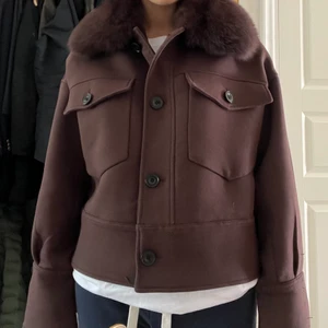 Meotine jacka - Så fin mörkbrun Meotine jacka som ej finns längre, går även att ta bort pälsen!! Storlek S/M sitter jättebra på  mig, endast använd fåtal gånger Har man visat intresse och vill köpa får man inte dra sig ur!!! 